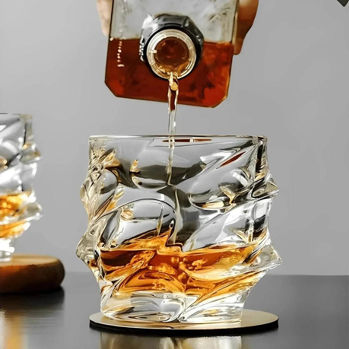 Copo de Whisky Escultural em Vidro Torcido
