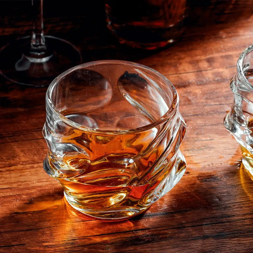 Copo de Whisky Escultural em Vidro Torcido