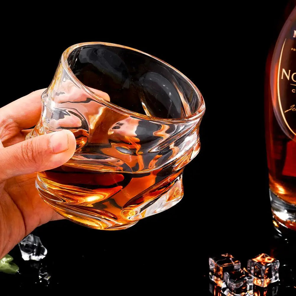 Copo de Whisky Escultural em Vidro Torcido